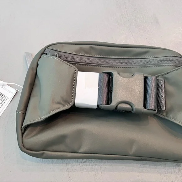 lululemon athletica green 2L belt bag - Picture 2 of 4